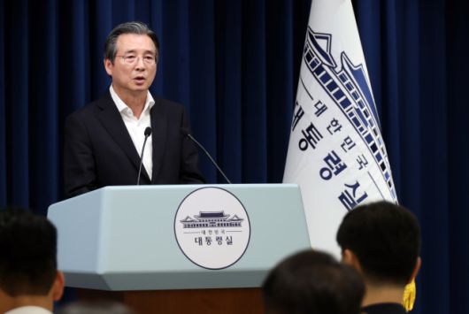 김용범 정책실장이 10일 용산 대통령실 기자회견장에서 RE100 산업단지 관련 브리핑을 하고 있다.