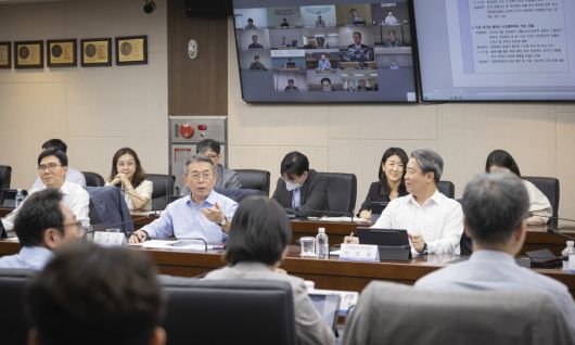 김준동 한국남부발전 사장(정면 왼쪽 두 번째)이 9일 본사에서 급변하는 국내외 정세와 하계 전력수급 피크에 선제적으로 대응하기 위해 미래전략해커톤을 열고 모두발언을 하고 있다.