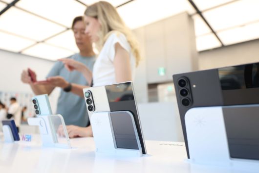 삼성전자가 초슬림 대화면 폴더블폰 ‘갤럭시 Z 폴드7(Galaxy Z Fold7)’와 플립형 폴더블폰 ‘갤럭시 Z 플립7(Galaxy Z Flip7)’을 공개한 가운데 10일 서울 서초구 삼성 강남에 제품이 전시돼 있다. 신태현 기자 holjjak@