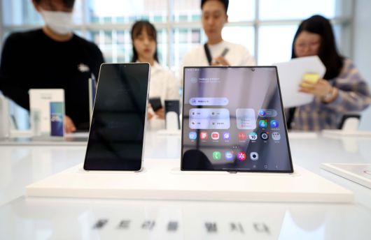 삼성전자가 초슬림 대화면 폴더블폰 ‘갤럭시 Z 폴드7(Galaxy Z Fold7)’와 플립형 폴더블폰 ‘갤럭시 Z 플립7(Galaxy Z Flip7)’을 공개한 가운데 10일 서울 서초구 삼성 강남에 제품이 전시돼 있다. 신태현 기자 holjjak@