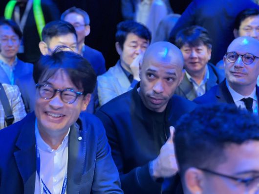 축구 레전드 티에리 앙리가 갤럭시 언팩에 깜짝 등장했다.