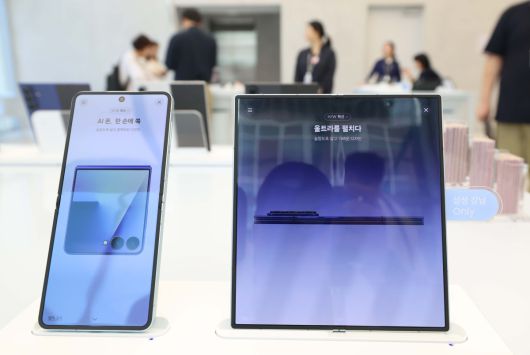 삼성전자가 초슬림 대화면 폴더블폰 ‘갤럭시 Z 폴드7(Galaxy Z Fold7)’와 플립형 폴더블폰 ‘갤럭시 Z 플립7(Galaxy Z Flip7)’을 공개한 가운데 10일 서울 서초구 삼성 강남에 제품이 전시돼 있다. 신태현 기자 holjjak@