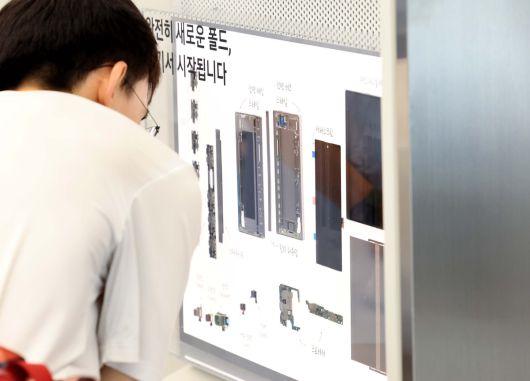 삼성전자가 초슬림 대화면 폴더블폰 ‘갤럭시 Z 폴드7(Galaxy Z Fold7)’와 플립형 폴더블폰 ‘갤럭시 Z 플립7(Galaxy Z Flip7)’을 공개한 가운데 10일 서울 서초구 삼성 강남에 제품이 전시돼 있다. 신태현 기자 holjjak@