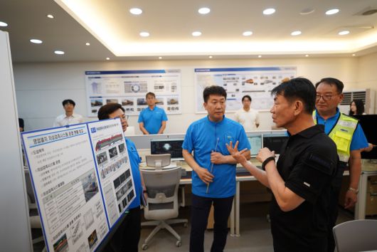 한문희 코레일 사장이 9일 오후 충북 오송역 인근 선로 유지보수 데이터 분석실에서 디지털, AI 기반 스마트 유지보수 시스템을 점검하고 있다.