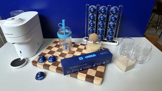 서울 성동구 카인드서울 성수에 네스프레소 버츄오 커피머신과 신제품 '놀라 스타일 블렌드'가 전시돼 있다.