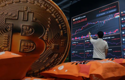 비트코인이 상승세를 보이며 사상 처음 11만6000달러를 넘어서는 등 최고점을 높여가는 가운데 11일 서울 강남구 빗썸라운지 모니터에 비트코인 등 가상자산 실시간 거래가격이 표시되고 있다. 신태현 기자 holjjak@