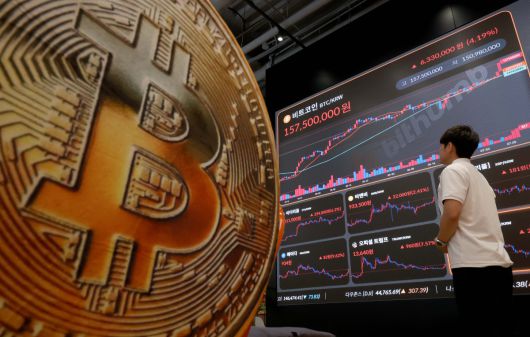 비트코인이 상승세를 보이며 사상 처음 11만6000달러를 넘어서는 등 최고점을 높여가는 가운데 11일 서울 강남구 빗썸라운지 모니터에 비트코인 등 가상자산 실시간 거래가격이 표시되고 있다. 신태현 기자 holjjak@