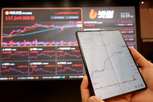 비트코인이 상승세를 보이며 사상 처음 11만6000달러를 넘어서는 등 최고점을 높여가는 가운데 11일 서울 강남구 빗썸라운지 모니터에 비트코인 등 가상자산 실시간 거래가격이 표시되고 있다. 신태현 기자 holjjak@