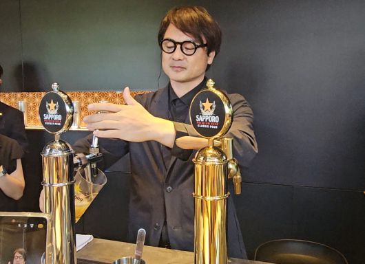 11일 서울 성수동 삿포로 프리미엄 비어스탠드 미디어 세션에서 타나베 토시히로 삿포로맥주 글로벌 브랜드매니저(BM)가 직접 맥주를 따르고 있다.