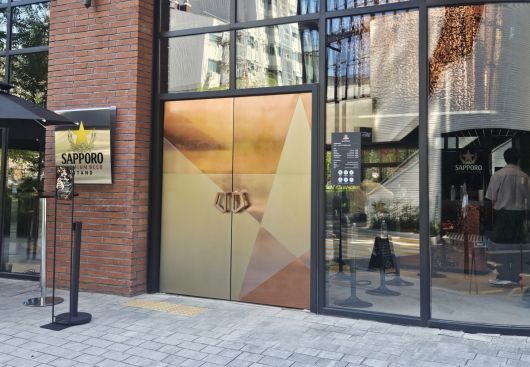 서울 성수동 삿포로 프리미엄 비어스탠드 매장 입구.