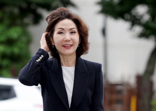 이진숙 사회부총리 겸 교육부 장관 후보자가 30일 오전 서울 여의도 한국교육시설안전원에 마련된 인사청문회 준비 사무실로 출근하고 있다.