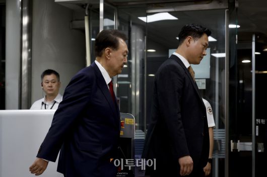 12.3 비상계엄 사태 관련 내란 혐의를 받는 윤석열 전 대통령이 9일 서울 서초구 서울중앙지방법원에서 구속 전 피의자 심문(영장실질심사)을 마치고 대기 장소인 서울구치소로 이동하고 있다. 사진공동취재단