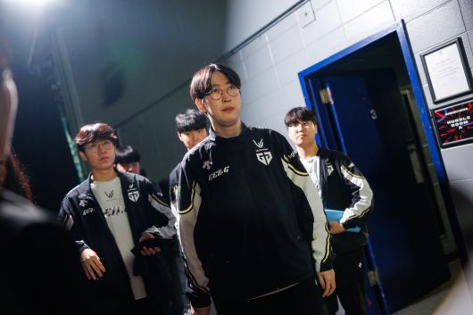 젠지 e스포츠 선수들. 왼쪽부터 '룰러' 박재혁, '캐니언' 김건부, '쵸비' 정지훈, '듀로' 주민규 '기인' 김기인.