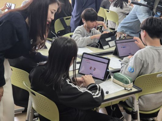 18일 오전 울산 이화중학교 1학년 1반 교실에서 인공지능 디지털교과서(AIDT)로 영어 수업이 진행되고 있다. 이화중은 2023년부터 2년간 디지털 교육 선도학교로서 쌓아온 경험을 바탕으로 올해 디지털 교수 학습 연구학교로 선정됐다. 2025.04.18.