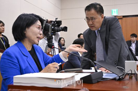 14일 서울 여의도 국회 과학기술정보방송통신위원회에서 열린 배경훈 과학기술정보통신부 장관 후보자 인사청문회에서 최민희 위원장과 최형두 국민의힘 과방위 간사가 대화를 하고 있다. 사진=조현호 기자 hyunho@