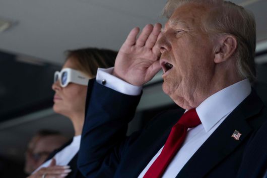 13일(현지시간) 2025 FIFA 클럽 월드컵 결승전(파리 생제르맹 vs 첼시 FC)에 앞서, 도널드 트럼프 미국 대통령과 멜라니아 트럼프 여사가 미국 국가 연주를 경청하고 있다.