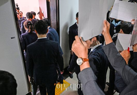 강선우 여성가족부 장관 후보자가 14일 서울 여의도 국회에서 열린 인사청문회에 국민의힘 보좌관협의회 회원들이 항의를 받으며 참석하고 있다. 사진=조현호 기자 hyunho@
