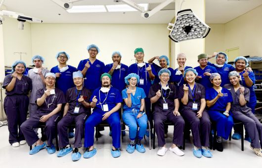 서울아산병원 간이식팀(김기훈·안철수·김상훈 간이식·간담도외과 교수, 송준걸·권혜미 마취통증의학과 교수, 수술간호팀)이 지난 달 18일 필리핀 마카티병원에서 생체 간이식 수술을 성공하고 필리핀 현지 의료진과 함께 수술실 앞에서 기념사진을 촬영하고 있다.