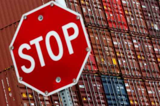 11일(현지시간) 미국 캘리포니아주 롱비치 항구 선적 컨터이너 앞에 정지 표시판이 보인다. 캘리포니아/로이터연합뉴스