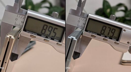 갤럭시 Z폴드7과 매직 V5를 디지털 캘리퍼스를 이용해 측정한 모습. 갤럭시 Z폴드7이 더 얇은 것으로 나타났다.