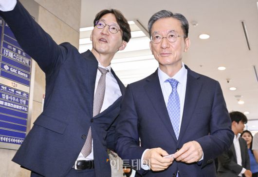 정성호(오른쪽) 법무부 장관 후보자가 1일 서울 종로구 적선 현대빌딩에 마련된 인사청문회 준비 사무실에 출근하고 있다. 사진 왼쪽은 정 후보자를 사무실로 안내하는 장관 인사청문회 준비단 노선균 법무부 대변인.