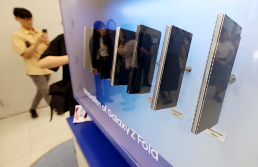 삼성전자가 초슬림 대화면 폴더블폰 ‘갤럭시 Z 폴드7(Galaxy Z Fold7)’와 플립형 폴더블폰 ‘갤럭시 Z 플립7(Galaxy Z Flip7)’을 공개한 가운데 10일 서울 서초구 삼성 강남에 제품이 전시돼 있다. 신태현 기자 holjjak@