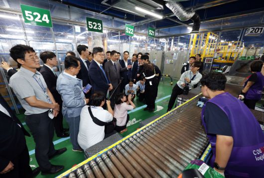 김병기 더불어민주당 당대표 직무대행 겸 원내대표가 16일 오전 서울 서초구 쿠팡 서초1캠프를 찾아 폭염대응 배송인력 작업 현장을 살펴하고 있다. (공동취재) 2025.07.16.