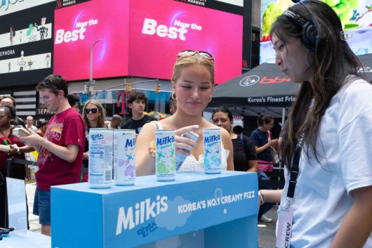 뉴욕타임스퀘어에 마련된 밀키스 부스에서 관람객이 이벤트에 참여하는 모습