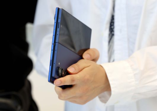 삼성전자가 초슬림 대화면 폴더블폰 ‘갤럭시 Z 폴드7(Galaxy Z Fold7)’와 플립형 폴더블폰 ‘갤럭시 Z 플립7(Galaxy Z Flip7)’을 공개한 가운데 10일 서울 서초구 삼성 강남에 제품이 전시돼 있다. 신태현 기자 holjjak@