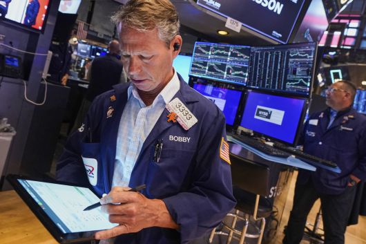 미국 뉴욕증권거래소(NYSE)에서 트레이더들이 작업하고 있다.