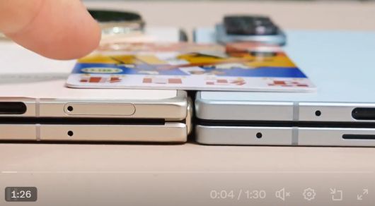 갤럭시 Z폴드7과 매직 V5를 평평한 곳에 나란히 올려 놓고, 그 위에 얇은 카드를 올리는 방식으로 어느 쪽이 더 기울어지는 지도 측정하는 모습. 위치를 바꿔도 갤럭시 Z폴드7이 더 얇은 것으로 나타났다.