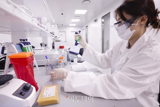 강원 춘천시 휴젤 거두공장 QC실에서 연구원이 실험을 하고 있다. 조현호 기자 hyunho@