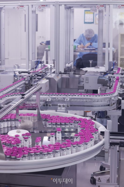 강원 춘천시 휴젤 거두공장 포장실에서 보툴리눔 톡신 제품이 라인을 따라 이동하고 있다. 조현호 기자 hyunho@