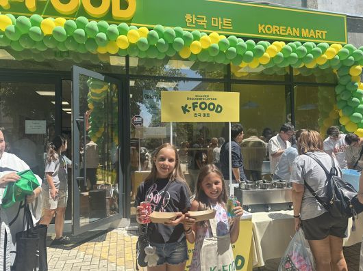 농림축산식품부와 한국농수산식품유통공사(aT)가 루마니아 피테슈티에 한국 농식품 신규 수출시장 개척을 위한 해외 안테나숍인 'K-FOOD' 매장을 열었다. 사진은 4일 개소식에 참석한 현지 차세대 소비자가 음료와 김밥을 들고 기념 촬영을 하는 모습.