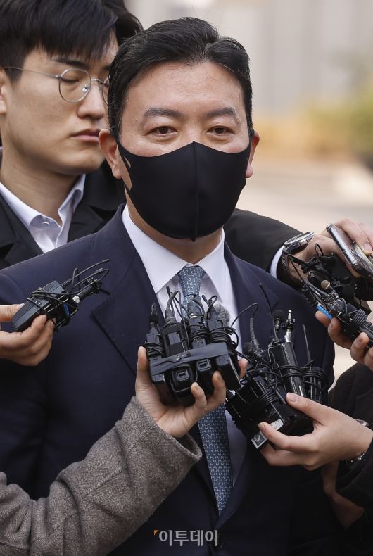 윤석열 대통령 체포영장 집행 방해 혐의를 받는 김성훈 대통령 경호처장이 21일 서울 마포구 서울서부지방법원에서 열린 구속 전 피의자 심문(영장실질심사)에 출석하며 취재진의 질문에 답하고 있다. 조현호 기자 hyunho@