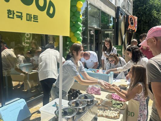 농림축산식품부와 한국농수산식품유통공사(aT)가 루마니아 피테슈티에 한국 농식품 신규 수출시장 개척을 위한 해외 안테나숍인 'K-FOOD' 매장을 열었다. 사진은 4일 개소식 행사에서 현지 소비자가 'K-FOOD' 시식 행사에 참여하는 모습.