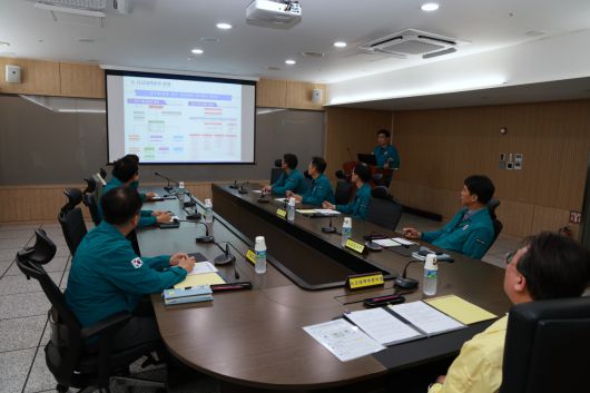 한국가스안전공사가 17일 본사 종합상황실에서 집중호우에 대응하기 위한 긴급상황판단회의를 진행하고 있다.