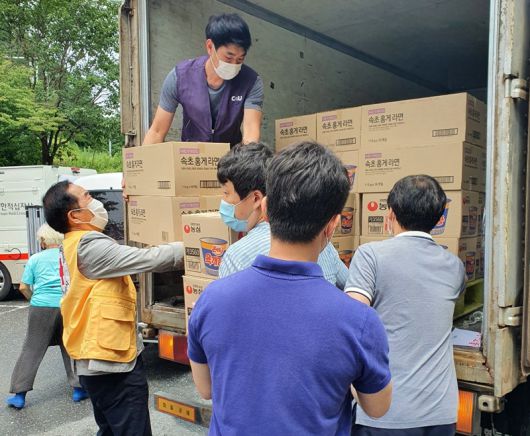 편의점 CU를 운영하는 BGF리테일은 'BGF브릿지'를 가동해 BGF로지스 아산 물류센터에서 아산시, 당진시, 예산군으로 구호물품을 긴급 배송했다.