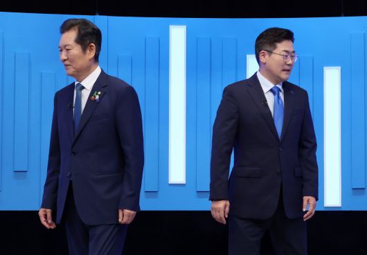 정청래(왼쪽)·박찬대 더불어민주당 당대표 후보가 16일 서울 양천구 목동 SBS에서 TV토론회에 앞서 기념촬영을 한 뒤 자리로 돌아가고 있다.