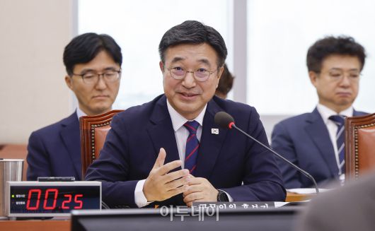 윤호중 행정안전부 장관 후보자가 18일 서울 여의도 국회 행정안전위원회에서 열린 인사청문회에서 의원 질의에 답변하고 있다. 조현호 기자 hyunho@
