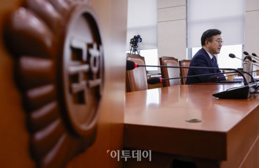 윤호중 행정안전부 장관 후보자가 18일 서울 여의도 국회 행정안전위원회에서 열린 인사청문회에서 의원 질의에 답변하고 있다. 조현호 기자 hyunho@