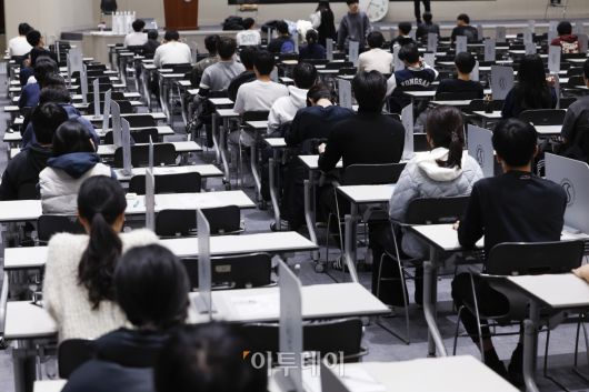지난해 11월 17일 서울 종로구 성균관대학교 인문사회캠퍼스에서 열린 2025학년도 수시모집 논술시험에서 수험생들이 논술시험 준비를 하고 있다. 조현호 기자 hyunho@