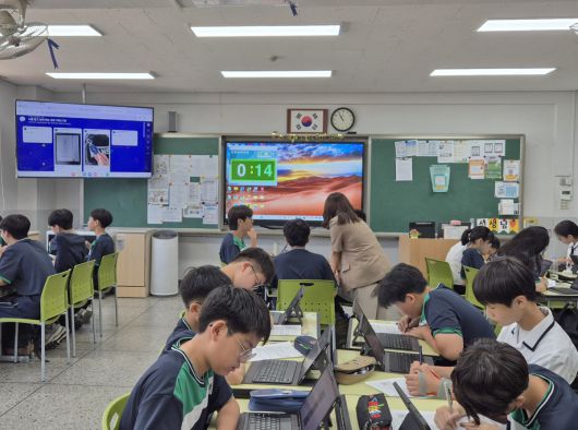 10일 서울 송파구 A 중학교의 학교자율시간에 '나를 알고 함께하는 성장' 과목 수업이 진행되고 있다. 강문정 기자 kangmj@