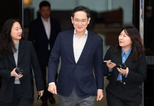 이재용 회장이 지난달 9일 서울 강서구 김포비즈니스항공센터(SGBAC)로 귀국하고 있다.