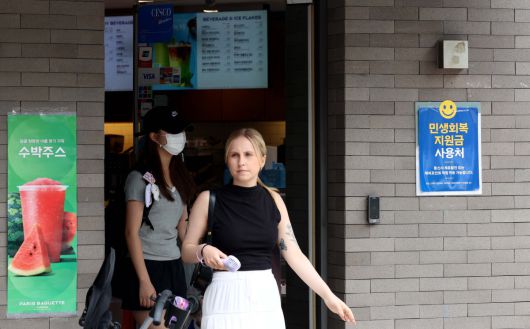 민생회복 소비 쿠폰 지급을 하루 앞둔 20일 서울의 한 제과점 앞에 소비쿠폰 사용가능 안내문이 게시돼 있다. 정부는 21일 오전 9시부터 온·오프라인을 통해 민생회복 소비쿠폰 1차 지급 신청을 시작한다. 소비활성화와 소상공인 및 자영업자 매출확대를 위한 조치다. 신청 첫 주는 온·오프라인 모두 출생연도 끝자리를 기준으로 요일제를 적용한다. 소비쿠폰은 소득 상위 10% 15만원, 일반 국민 25만원, 한부모·차상위 가족 40만원, 기초수급자 50만원을 1∼2차에 걸쳐 지급한다. 신태현 기자 holjjak@