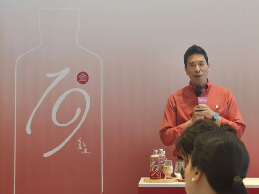 화요19金 마스터 블렌더인 박준성 생산본부장이 22일 시음 행사에서 설명을 하고 있다.