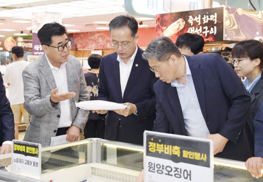 이형일 기획재정부 1차관이 강형석 농림축산식품부 차관과 함께 7월 23일 오후 서울 서초구 농협하나로마트를 방문,- 매장을 시찰하며 주요 농축산물 수급 현황과 생활 물가 동향을 점검하고 있다.