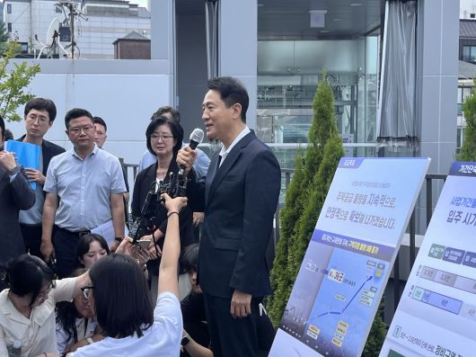오세훈 서울시장이 24일 신당동 9구역 일대를 찾아 ‘주택 공급 촉진 방안’을 발표하고 관련 설명을 하고 있다.