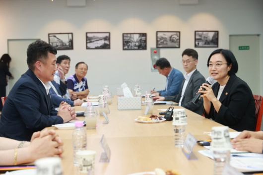 한성숙 중소벤처기업부 장관이 24일 대전 동구 중앙시장활성화구역을 찾아 상인들과 간담회를 하고 있다.