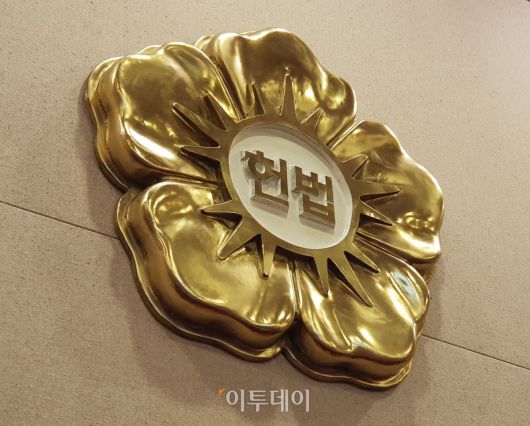 서울 종로구 재동 헌법재판소 대심판정에 걸린 헌재 상징.